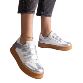 Stříbrné tenisky připevněné suchým zipem stříbro