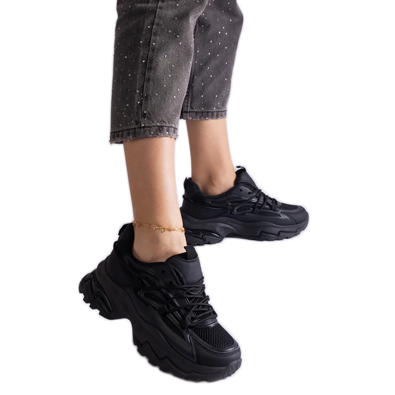 Černé sportovní tenisky na masivní podrážce černá