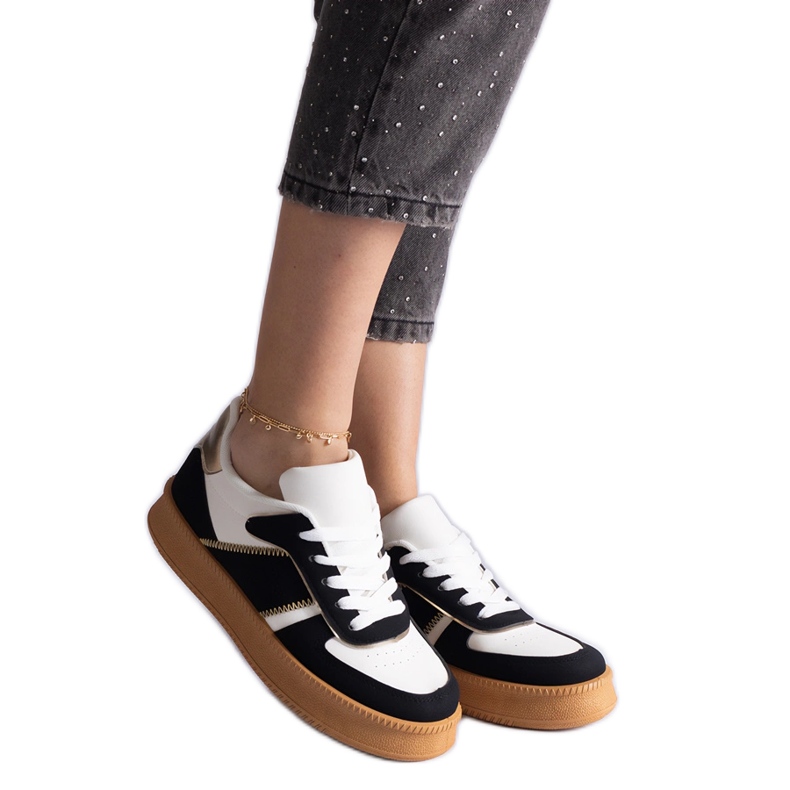 Na platformě přichytily černé tenisky černá