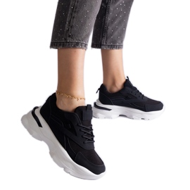 Černé tenisky se silnou podrážkou černý