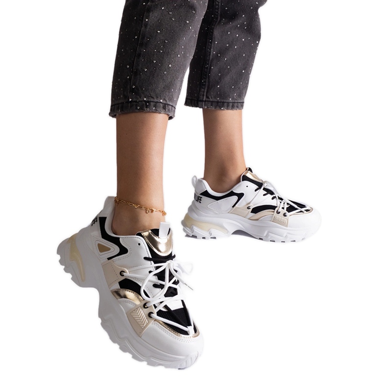 Bílé a černé sportovní tenisky bílý