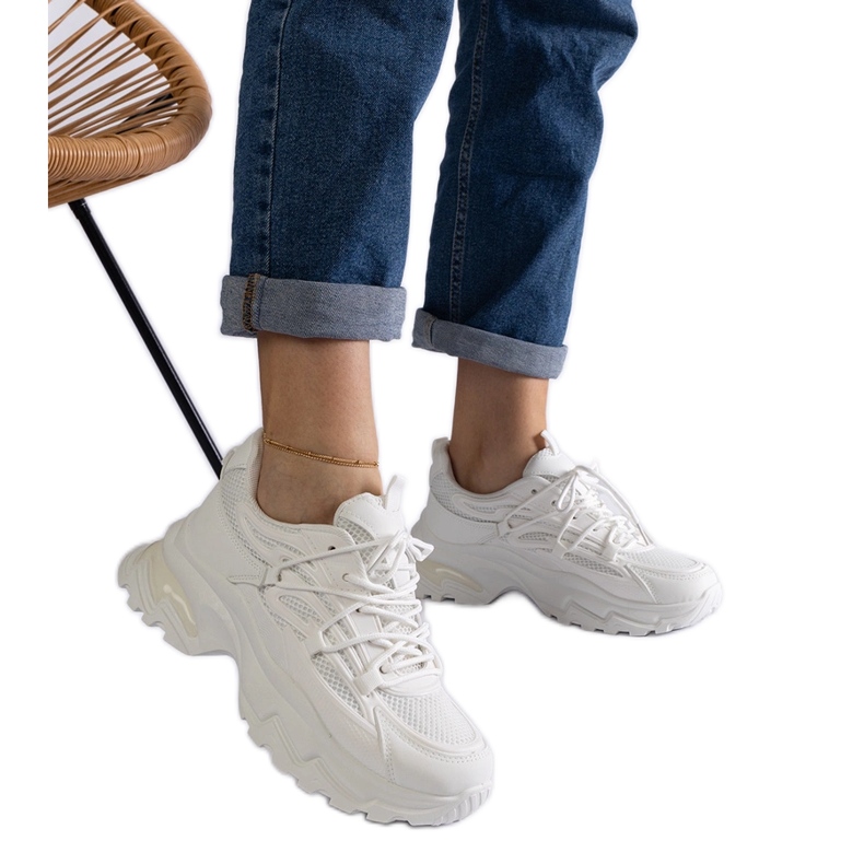 Bílé sportovní tenisky s masivní podrážkou bílý