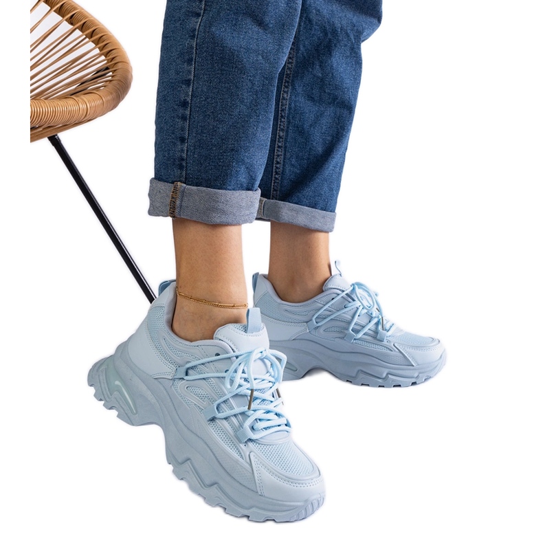 Modré sportovní tenisky s masivní podrážkou modrý