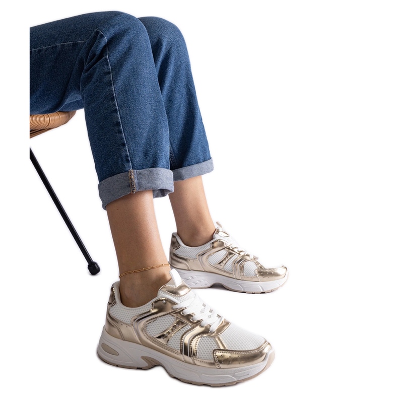 Bílé a zlaté sportovní tenisky zlatý