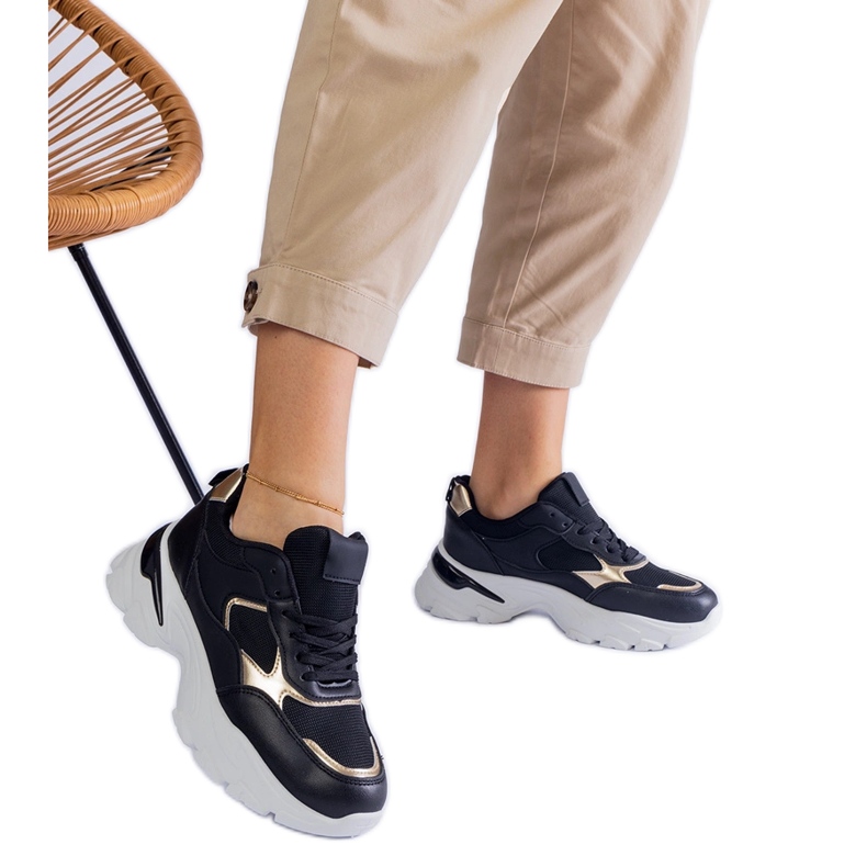 Černé tenisky na masivní podrážce černá Černé tenisky na masivní podrážce černá