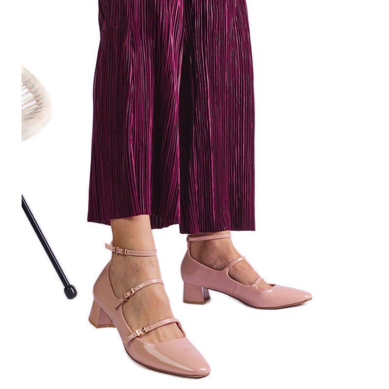 Béžová čerpadla je valená pásem béžový Béžová čerpadla je valená pásem béžový