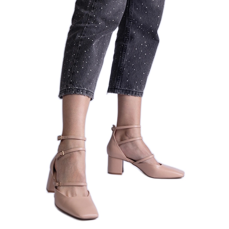 Béžová čerpadla na sloupu s sponami béžový Béžová čerpadla na sloupu s sponami béžový