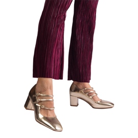 Zlaté čerpadla na sloupku s dekorativními sponami zlatý Zlaté čerpadla na sloupku s dekorativními sponami zlatý