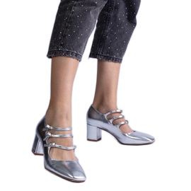 Stříbrná čerpadla na sloupku s dekorativními kovovými sponami stříbrný Stříbrná čerpadla na sloupku s dekorativními kovovými sponami stříbrný