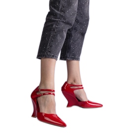 Červená čerpadla jsou na klínu s spony červené Červená čerpadla jsou na klínu s spony červené