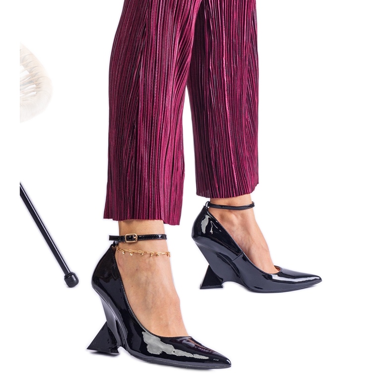 Černá čerpadla lakovaná na klínech Černá čerpadla lakovaná na klínech