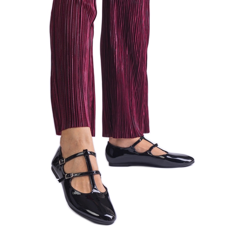 Černé baleríny se rozplynuly sponou černá