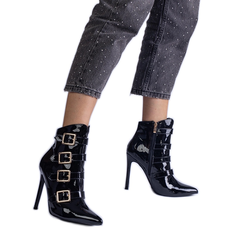 Černé boty jsou rozptýlené na špendlíku s spony černá