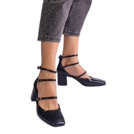 Černá čerpadla na sloupu s sponami černý