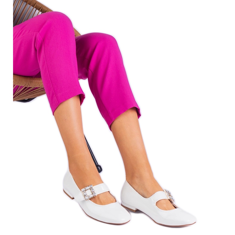 Bílé vázané baleríny zdobené sponou bílý