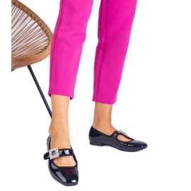 Černé vázané baleríny zdobené sponou černý