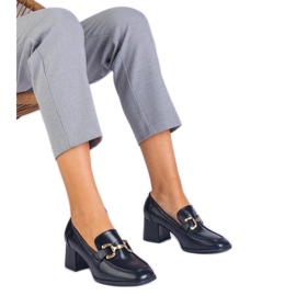 Černá čerpadla na příspěvku s kovovou dekorací černý