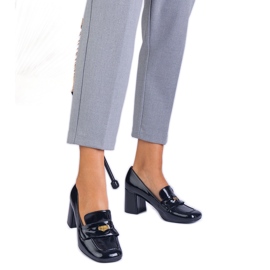 Černé lakované lodičky na sloupku černá