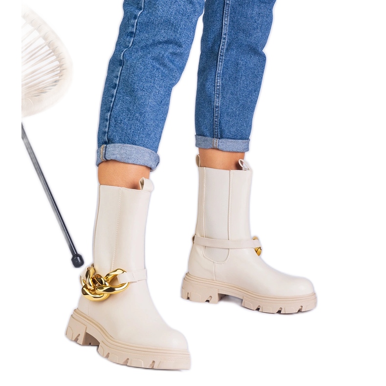 Béžové boty kotníku zdobené masivním řetězcem béžový