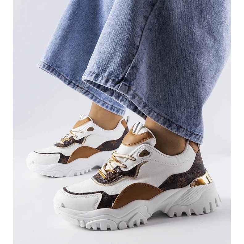 D/GMR Bílé tenisky na nepravidelné podrážce od Alty D/GMR Bílé tenisky na nepravidelné podrážce od Alty