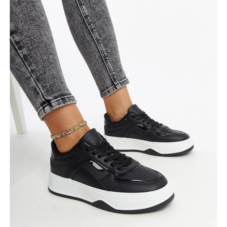 D/GMR Černé tenisky se silnější podrážkou Intis černá