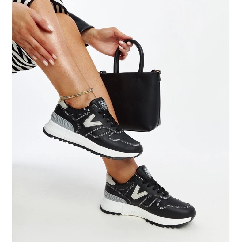 Černé tenisky se silnou podrážkou Cettina černá