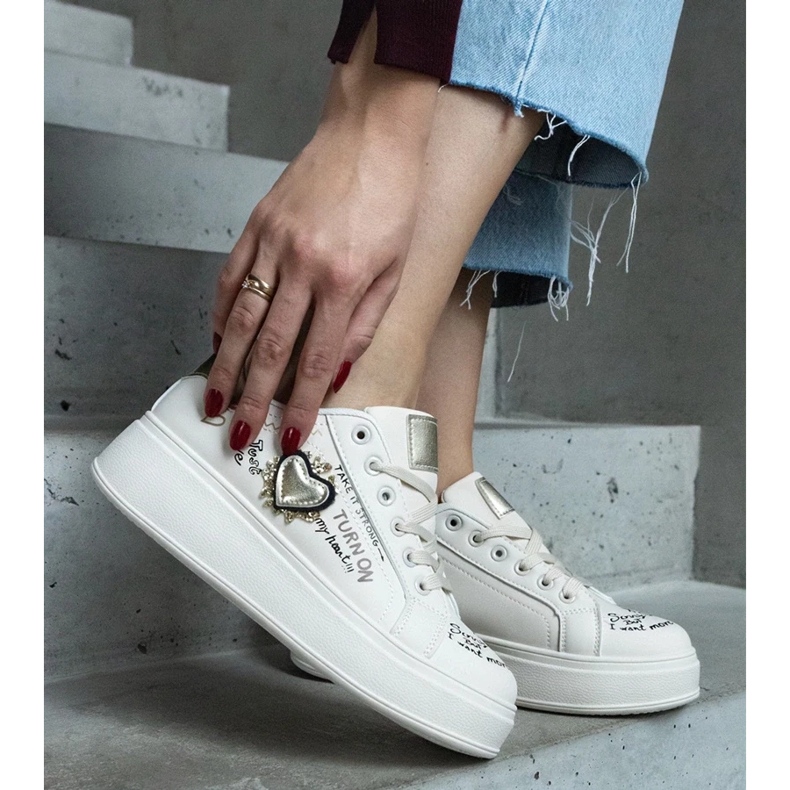 D/CEO Béžové tenisky zdobené nášivkou a nápisy na platformě Etara béžový