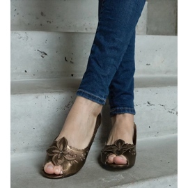 D/CEO Hnědé prolamované balerínky s otevřenou špičkou od Ursull hnědý