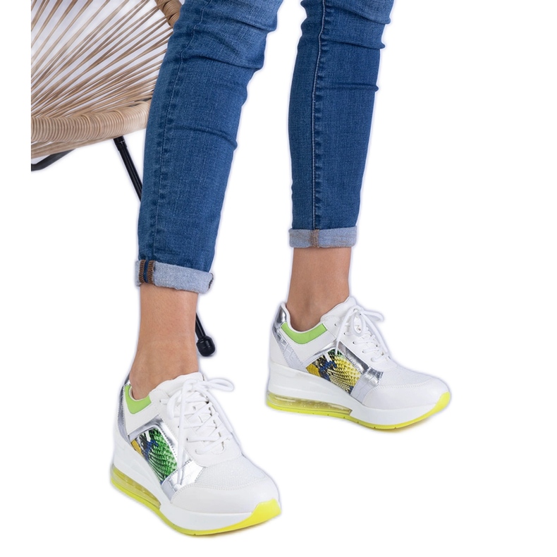Sportovní tenisky bílých žen s barevným příslušenstvím