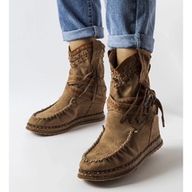 D/CEO Tmavě hnědé kozačky na klínku od Beausoleil D/CEO Tmavě hnědé kozačky na klínku od Beausoleil