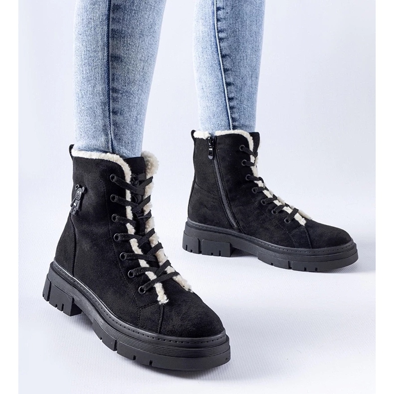 D/CEO Černé zateplené kotníkové boty z eko semiše Pompei černá D/CEO Černé zateplené kotníkové boty z eko semiše Pompei černá