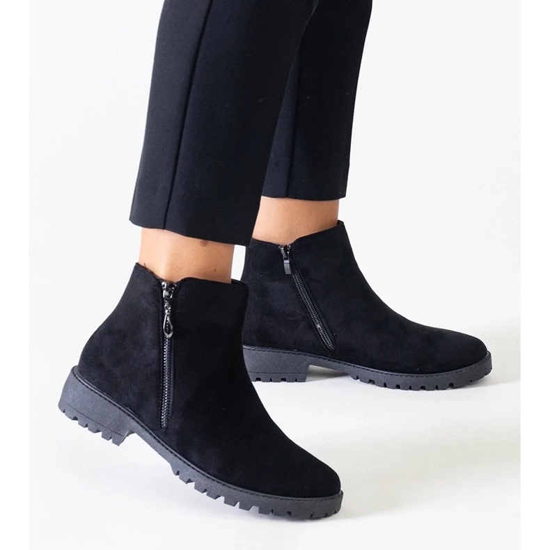 D/CEO Černé kotníkové boty s kovovými vsadkami, eko-semiš Branda černá