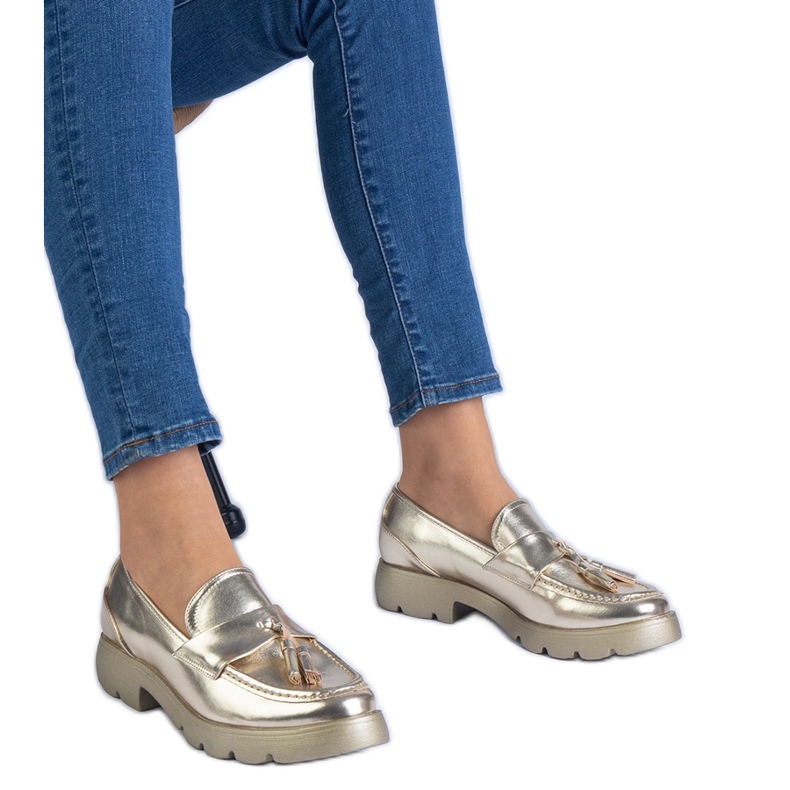 Zlaté kovové klasické boty s okraji zlatý