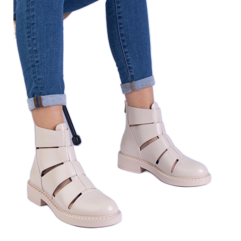 Béžové boty vyrobené z ekologických výřezů béžový