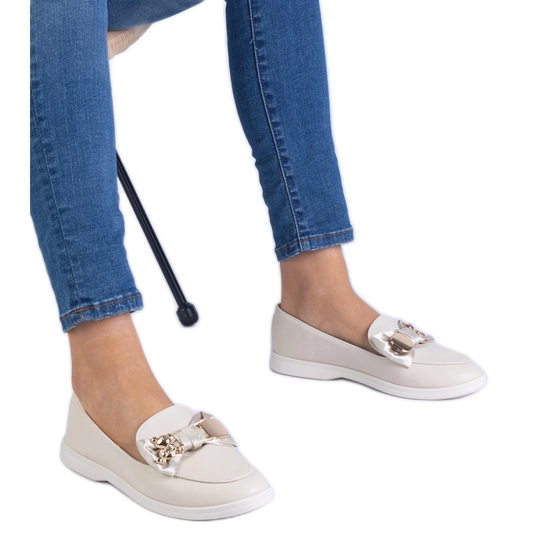 Béžové mokasíny zdobené lukem a zlatým medvídkem béžový