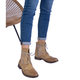 Žluté boty s otevřenou prací žluť