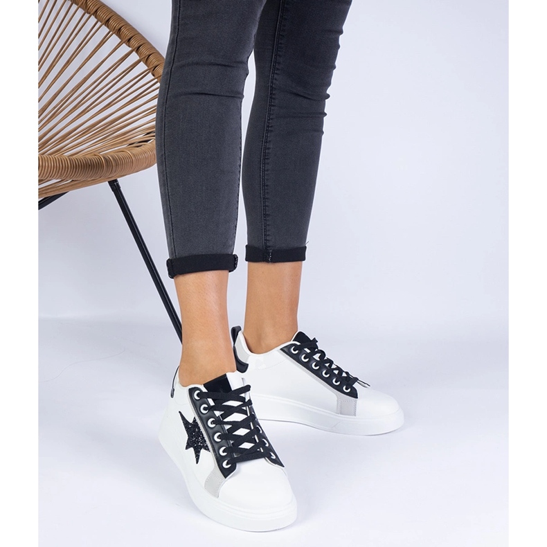 Bílé tenisky zdobené třpytivou hvězdou bílý