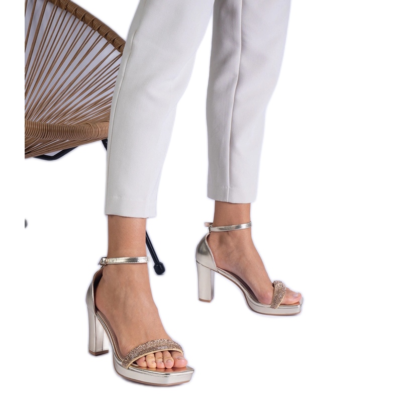 Zlaté elegantní sandály na sloupu se zirkony zlatý