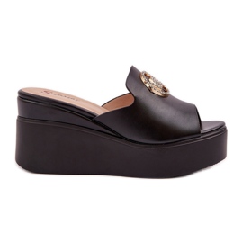 Pantofle na plošině a klíny s černou dekorací černý