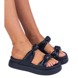 Černé pantofle na platformě černý