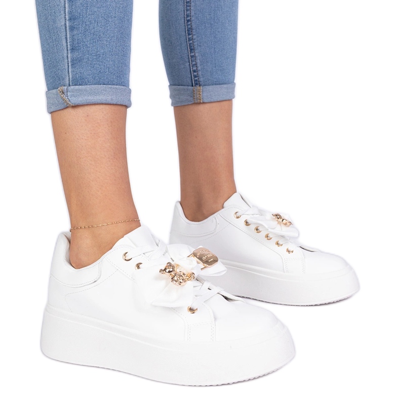 Bílé tenisky zdobené lukem a zlatým medvídkem bílý