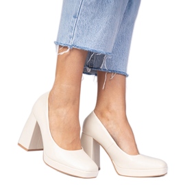 Béžová čerpadla na masivním sloupku s čtvercovou špičkou béžový