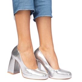 Stříbrná kovová čerpadla na masivním sloupku s čtvercovým nosem a stříbro