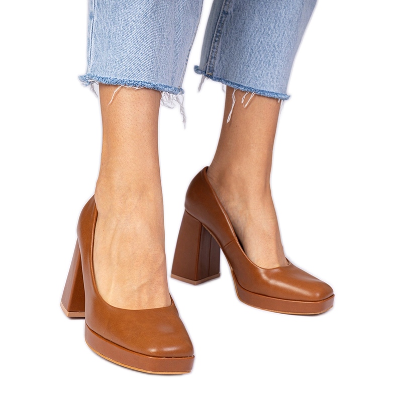 Hnědá čerpadla na masivním sloupku s čtvercovým prstem hnědý