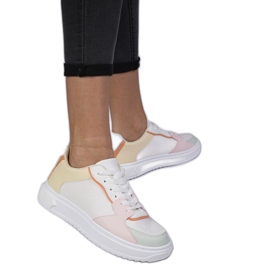 Bílé a žluté sportovní tenisky z ekopokolu bílý