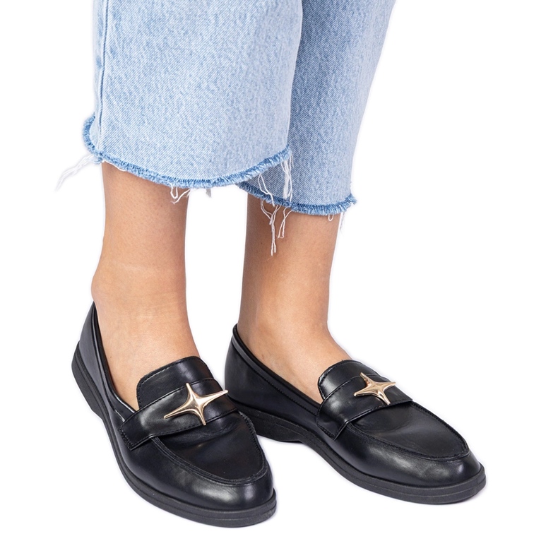 Černé dámské mokasíny se zlatým zdobením černá