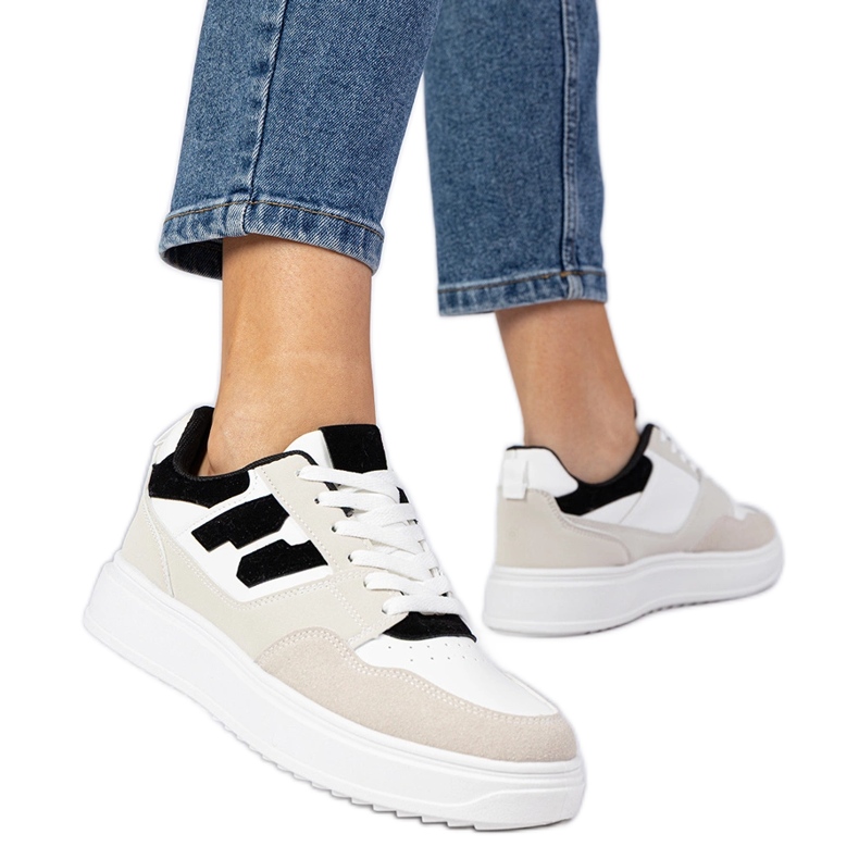 Ženské tenisky bílých a bílých tenisek