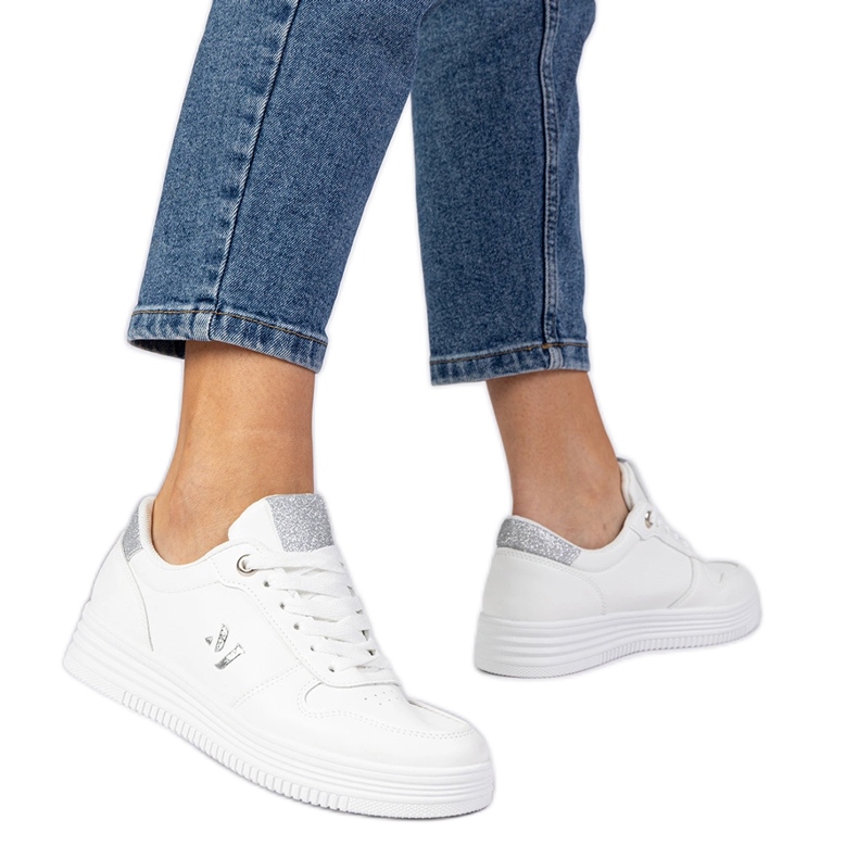 Bílé tenisky žen se stříbrným třpytem bílý Bílé tenisky žen se stříbrným třpytem bílý