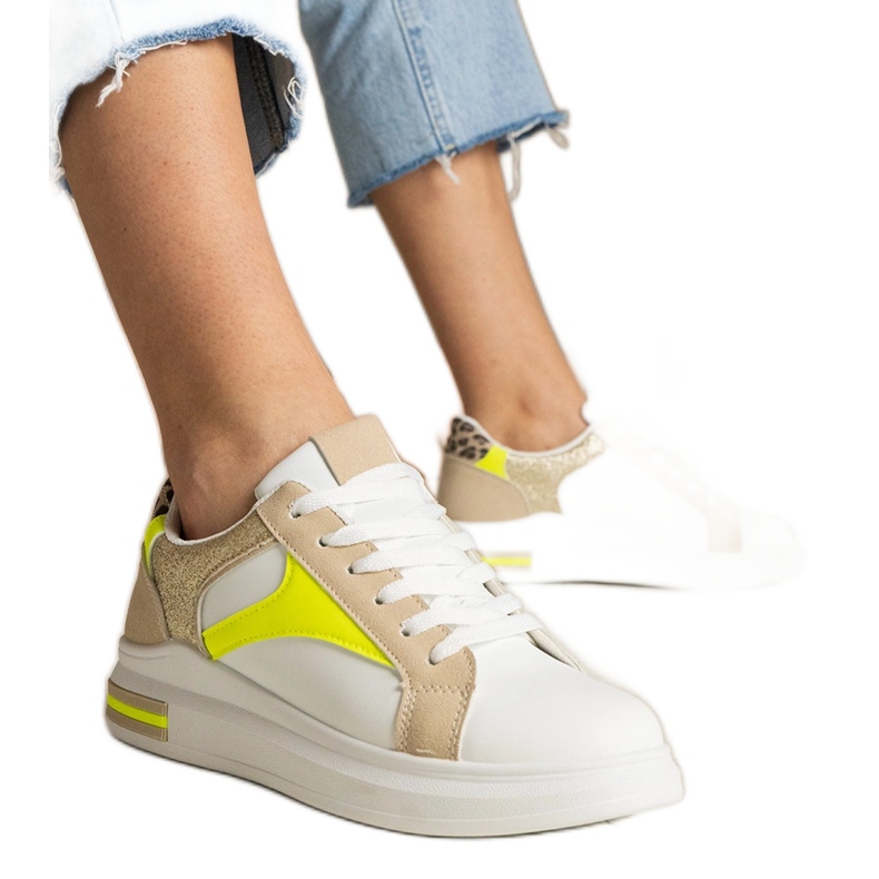 Tenisky bílých žen s přidáním třpytivých a leopardů