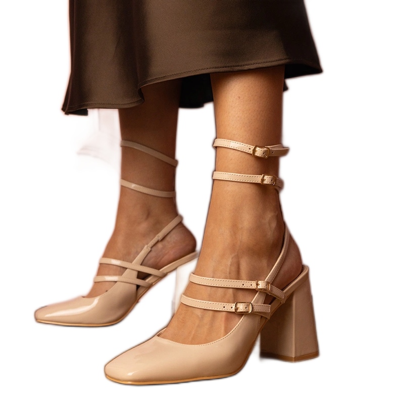 Béžové lakované lodičky na vysokém podpatku béžový